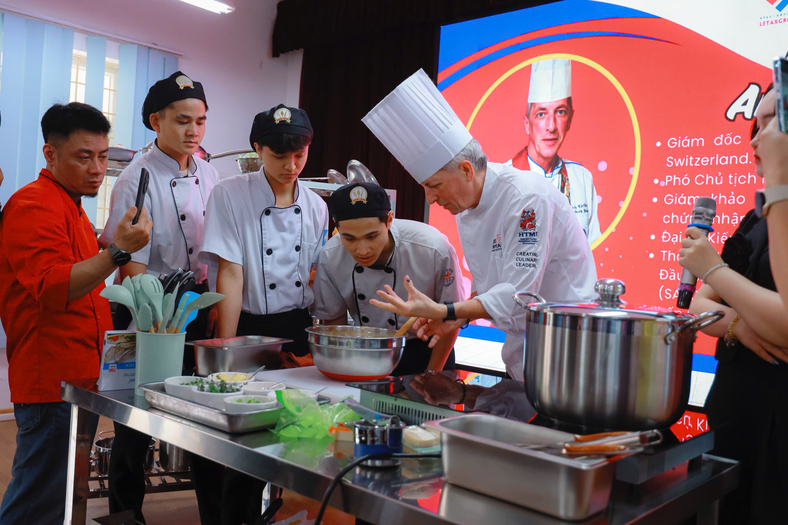 Bước Ra Thế Giới Từ Gian Bếp Việt